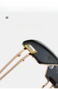 Détails de lunettes de soleil carrées sans monture avec branches dorées et cristaux