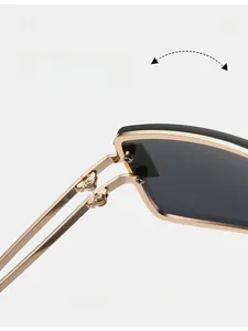 Détail de la charnière en métal doré durable sur des lunettes de soleil carrées sans cadre