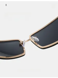 Détail de lunettes de soleil dorées avec plaquettes de nez confortables en silicone