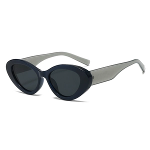 Occhiali da sole chic cat-eye con montatura blu scuro spessa e aste grigie per donna