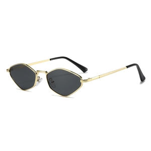 Moderne polygonale Sonnenbrille mit dünnem Goldmetallrahmen und dunkelgrauen Gläsern