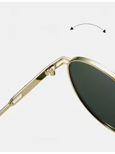 Détail de la charnière en métal durable sur des lunettes de soleil ovales dorées