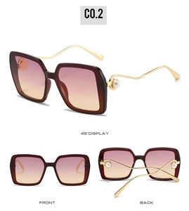 Vues détaillées des lunettes de soleil carrées vintage avec branches dorées et perles