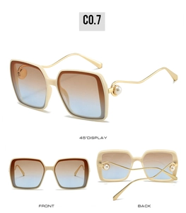 Détails de lunettes de soleil carrées avec monture beige et branches ornée de perles