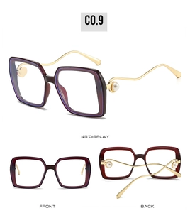 Détails des branches dorées et des accents perlés sur des lunettes de soleil carrées bordeaux