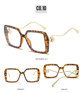 Vue détaillée des lunettes en écaille avec branches dorées et détails en perles