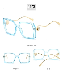 Vues détaillées de lunettes de soleil carrées bleu clair avec branches dorées et perles