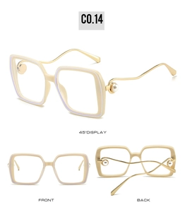 Vue triple d'une lunette de soleil beige carrée avec branches dorées et perles chic
