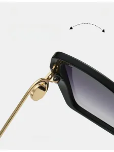 Détail d'une charnière en métal doré durable pour pliage fréquent sur lunettes de soleil
