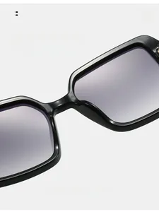 Gros plan des plaquettes de nez confortables sur lunettes de soleil carrées noires oversize