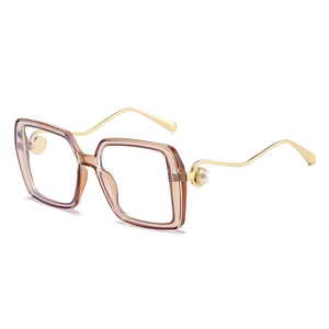 Lunettes de soleil carrées oversize avec monture ambre et branches vagues perlées