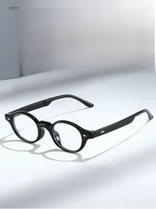 Detail von schwarzer ovaler Retro-Brille mit Metalldekor und Blaulichtfilter-Gläsern