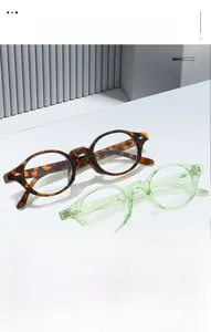 Details von runden Vintage-Brillen in Schildpatt und Grün mit Metallnieten