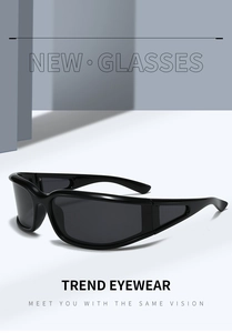 Detail von schwarzer polarisierter Sportsonnenbrille mit dunkelgrauen Gläsern