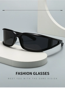 Seitenansicht der schwarzen Y2K-Sportsonnenbrille mit hohlem geometrischem Bügeldetail