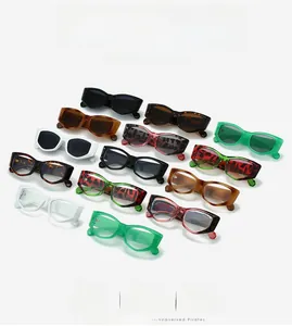 Vue détaillée de lunettes de soleil polygonales en diverses couleurs et motifs léopard