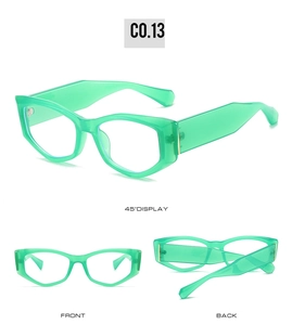 Trois angles de lunettes de soleil œil de chat en vert translucide avec détails dorés