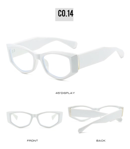 Trois vues de lunettes de soleil géométriques blanches: angles avant, arrière et 45 degrés