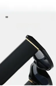 Détails de lunettes de soleil noires à polygones avec charnières en métal doré et légèreté