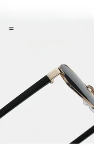 Détail de charnière métallique sur lunettes de soleil noires avec branches flexibles
