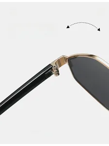 Détail des charnières en métal doré et branches en acétate noir sur lunettes tendance