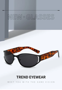 Detalle de gafas de sol ovaladas Y2K con montura negra y patillas con estampado de leopardo