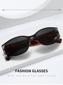 Detalle de gafas de sol Y2K con lentes oscuras y patillas elegantes de carey de moda
