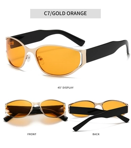 Detalle de las gafas de sol ovaladas de metal dorado con lentes de color naranja