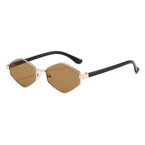 Lunettes de soleil hexagonales dorées avec verres bruns présentées sous un angle de 45°
