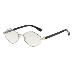 Lunettes de soleil hexagonales modernes en métal argenté avec branches noires, vue à 45 degrés
