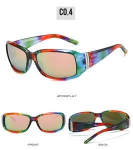 Dettaglio degli occhiali da sole tie-dye rettangolari con strass e lenti sfumate arancioni
