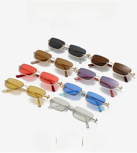 Collezione di occhiali da sole rettangolari retrò con montature metalliche in colori