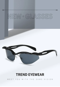 Vue détaillée des verres noirs irréguliers et des branches évidées futuristes de lunettes