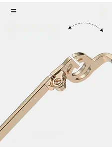 Vista macro delle resistenti cerniere in metallo dorato con design a intaglio per occhiali