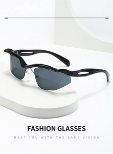 Détail de lunettes Y2K sans monture avec cadre ondulé et branches ajourées sur socle
