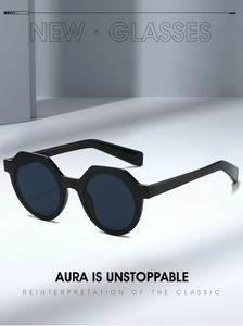Detail einer trendigen ovalen Sonnenbrille mit geometrischem Rahmen und kräftigem Bügel