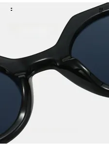 Detail der bequemen integrierten Nasenpads an der schwarzen Retro-Sonnenbrille