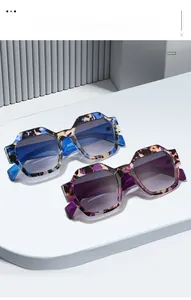 Gros plan de lunettes de soleil géométriques en écaille de tortue avec des verres dégradés