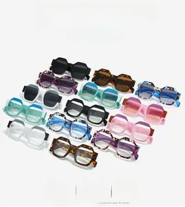Détail macro de lunettes de soleil géométriques surdimensionnées en couleurs variées