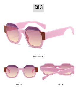 Vue macro de lunettes de soleil roses géométriques avec segments violets et dégradé jaune