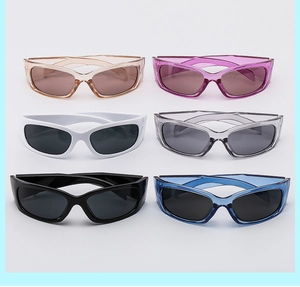 Dettaglio che mostra sei colori assortiti di occhiali da sole sportivi stile punk