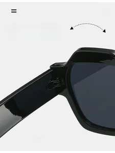 Détail de la charnière durable des lunettes de soleil polygonales noires à verres foncés