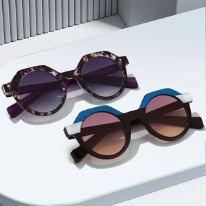 Retro-Sonnenbrille mit lila Marmorierung und dreifarbigen Rahmen im modernen geometrischen Stil
