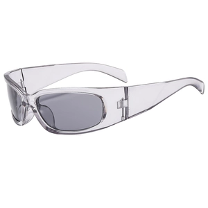 Occhiali da sole punk futuristici con montatura trasparente e lenti grigio scuro
