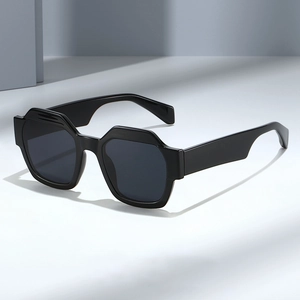 Lunettes de soleil noires à monture épaisse polygonale avec verres sombres pour un look mode