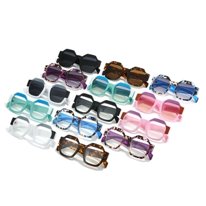 Plusieurs lunettes de soleil hexagonales à monture épaisse colorée de style urbain tendance