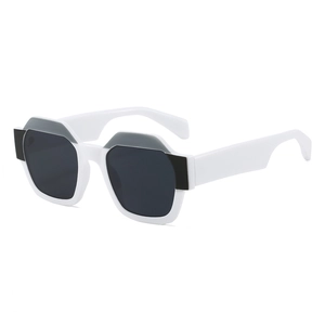 Lunettes de soleil blanches tendance avec contraste géométrique et verres foncés