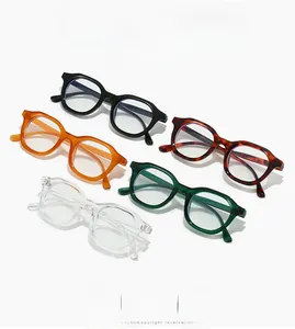 Vue à plat de lunettes ovales vintage en noir, transparent, écaille et vert assortis