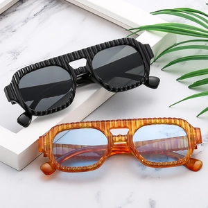 Occhiali da Sole Quadrati a Costine Retro per Uomo Donna Moda Montatura in PC Lenti AC Protezione UV Stile Industriale