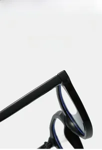 Vue détaillée de la monture ovale noire brillante au design léger et super élastique